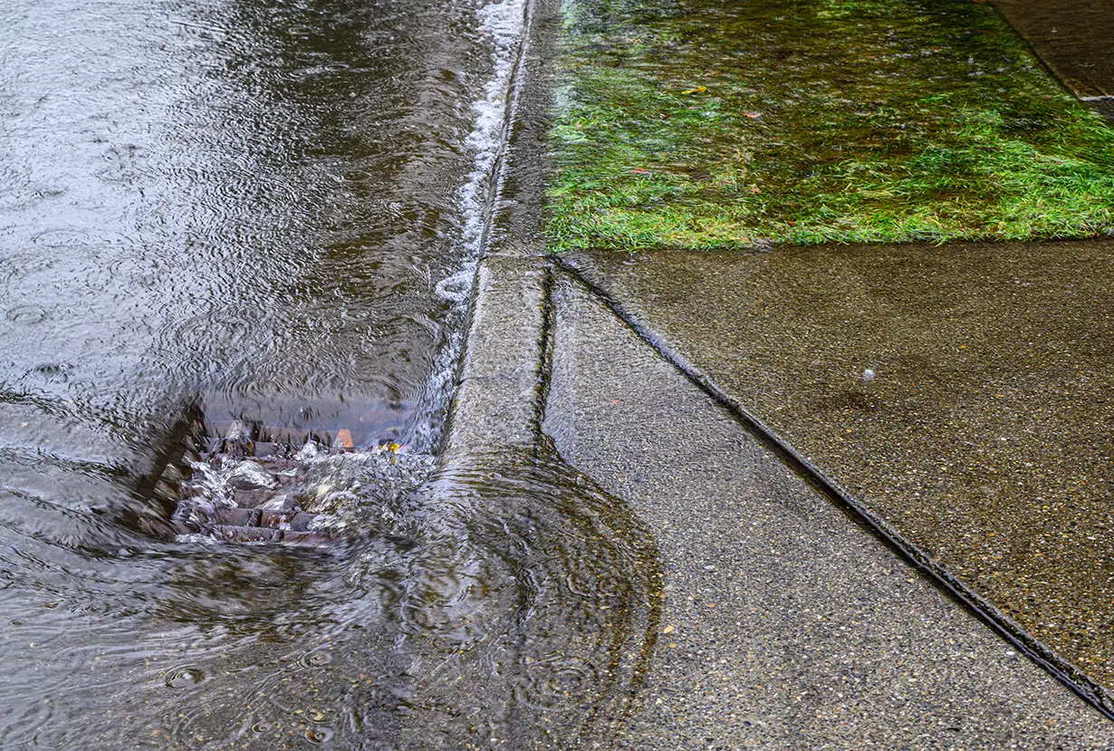 Überlaufender Regenwasserabfluss