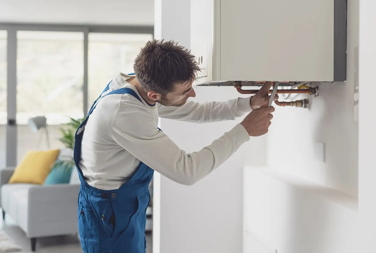 Handwerker bei der Wartung einer Heizung